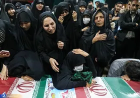 ویدئو| حضور باصلابت مادر شهید سید روح الله عجمیان در مراسم تشییع فرزندش