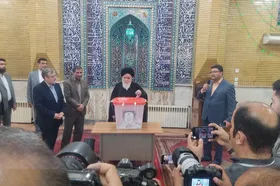 آیت&zwnj;الله علم&zwnj;الهدی رأی خود را به صندوق انداخت (۱۵ تیر ۱۴۰۳) | امام&zwnj;جمعه مشهد: مشارکت در دور دوم انتخابات، تکمیل برکت مشارکت در دور اول است + فیلم