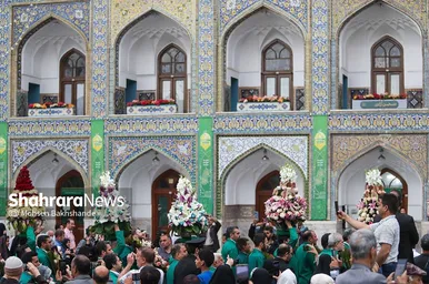 گزارش تصویری | تعویض گل‌های ضریح حرم مطهر امام‌رضا(ع)