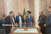 رونمایی از نسخه خطی دیوان حافظ اهدایی رهبر شهید انقلاب
