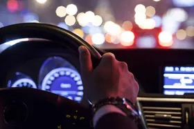 دلایل لرزش خودرو هنگام شتاب&zwnj;گیری چیست؟