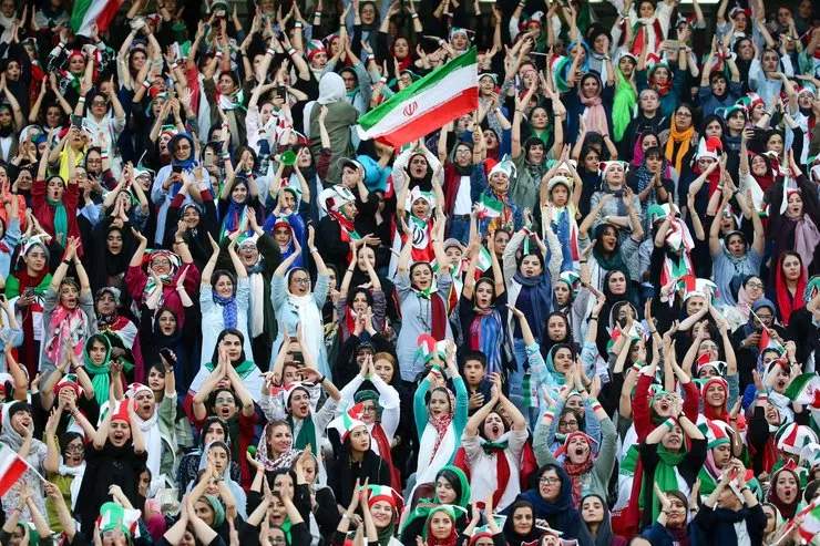 فیلم و عکس از حضور بانوان فوتبال‌دوست در ورزشگاه آزادی؛ بازی ایران و عراق