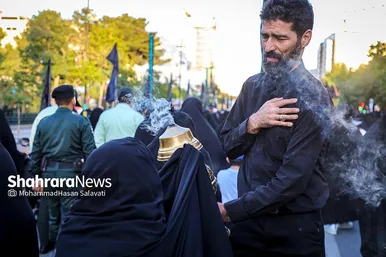 تشرف زائران و مجاوران رضوی به حرم امام رئوف در روز زیارتی آن حضرت
