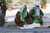 هستی ما بستگی دارد به عشق اهل‌بیت(ع) | روایت استقبال پرشور زائران از نمایش «قنبرخوانی» در پایانه امام‌رضا(ع)