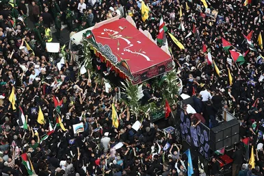 عکس‌هایی از اقامه نماز رهبر انقلاب بر پیکر مجاهد بزرگ شهید اسماعیل هنیه