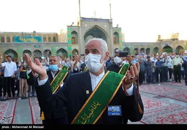 آیین تعویض پرچم گنبد حرم حضرت معصومه(س) و امام رضا (ع) به مناسبت آغاز دهه کرامت
