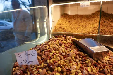 بازار میوه و آجیل در آستانه شب یلدا
