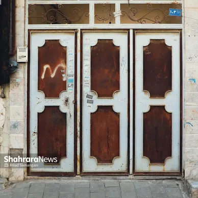 نشسته‌ام به در نگاه می‌کنم