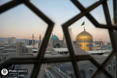 تعویض پرچم گنبد و پوش ضریح مطهر حرم رضوی همزمان با سوم ربیع الاول