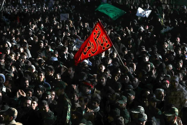 تصاویر مراسم وداع با حاج قاسم و هم رزمان شهیدش از نگاه سایت رهبری