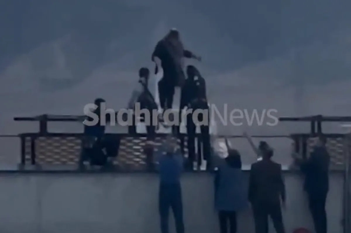 ویدئو | لحظه نجات دختر جوان از خودکشی توسط آتش نشانان مشهد در یکی از مجتمع های تجاری منطقه سیدی