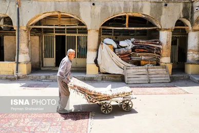 ایران زیباست | روفوگری فرش در اصفهان