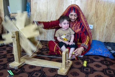 تصاویری زیبا از ابریشم‌بافی زنان در «جَرگَلان» خراسان شمالی