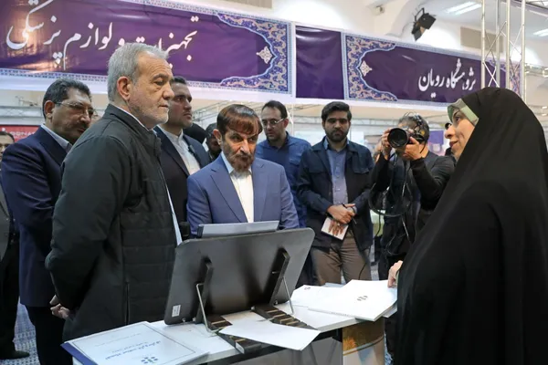 بازدید رئیس‌جمهور از نمایشگاه «پیشگامان پیشرفت» + عکس (۶ بهمن ۱۴۰۳)