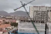 ویدئو| لحظه سقوط جرثقیل غول‌پیکر در شیلی