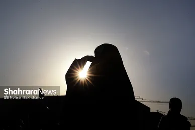 اجرای سرود «سلام فرمانده» با حضور دهه هشتادی و نودی ها در عرصه میدان شهدا مشهد