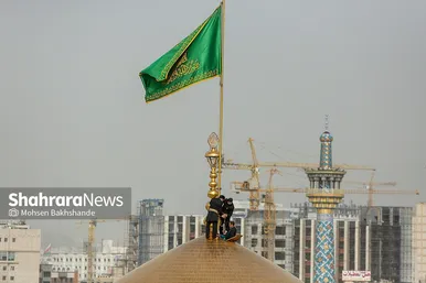 تعویض پرچم گنبد و پوش ضریح امام رضا(ع)