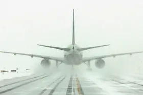 ویدئو| پرواز هواپیما در فرودگاه برفی اردبیل