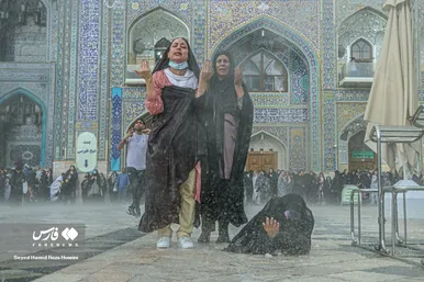 دعا و نیایش زائران زیر باران شدید در حرم امام رضا(ع)