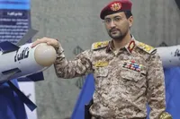 یحیی سریع: فرودگاه‌ ریاض و پایگاه خمیس مشیط هدف حمله موشکی و پهپادی قرار گرفتند + فیلم (۲۰ مهر ۱۴۰۵)
