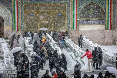 بارش برف در حرم مطهر رضوی