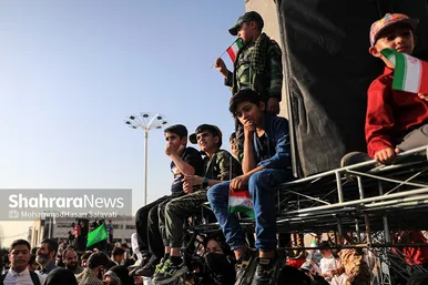 اجرای سرود «سلام فرمانده» با حضور دهه هشتادی و نودی ها در عرصه میدان شهدا مشهد