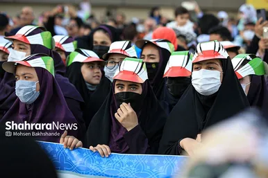 اجرای سرود «سلام فرمانده» با حضور دهه هشتادی و نودی ها در عرصه میدان شهدا مشهد