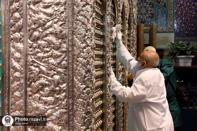 غبارروبی ضریح مطهر رضوی به مناسبت دهه کرامت