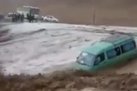 ویدئو | لحظات دلهره آور افتادن ون تبعه عراقی در سیلاب دیروز