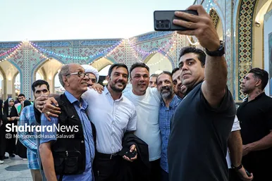 عرض ارادت قهرمانان ورزش ایران در حرم مطهر رضوی