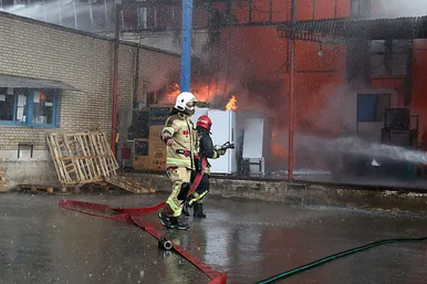 آتش سوزی گسترده در کارخانه یخچال سازی