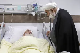 عیادت رئیس دفتر رهبر انقلاب از آیت&zwnj;الله نوری همدانی| ابلاغ سلام مقام معظم رهبری به مرجع تقلید شیعیان