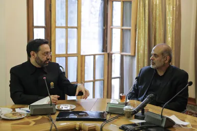 عکس‌هایی از شهید مالک رحمتی در حرم امام‌رضا(ع)
