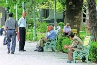 بازنشستگان، کارگران و کارمندان شرایط سختی را تحمل می‌کنند