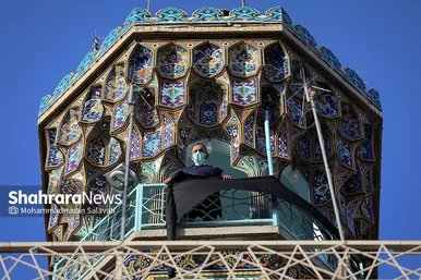 اهتزاز پرچم عزای حسینی بر فراز گنبد حرم رضوی