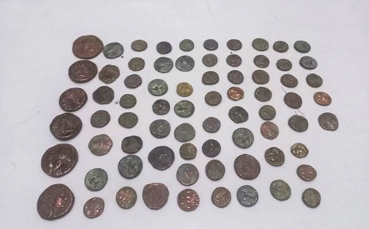 کشف ۷۳ قطعه سکه تاریخی دوره اشکانیان از مسافر قطار (۵ اردیبهشت ۱۴۰۳)