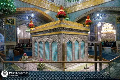 تعویض پرچم گنبد و پوش ضریح مطهر حرم رضوی همزمان با سوم ربیع الاول