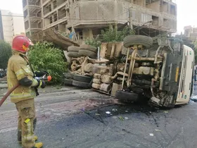 ۳مصدوم در پی واژگونی میکسر بتن + تصاویر
