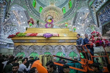 عکس‌هایی از گل‌آرایی ضریح شش گوشه امام حسین(ع)