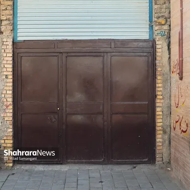 نشسته‌ام به در نگاه می‌کنم