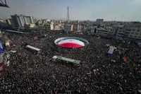 انقلابی دیگر در میدان انقلاب تهران | حضور پرشور مردم برای تشییع پیکر مطهر فرماندهان شهید و جمعی از شهدای مردمی + فیلم