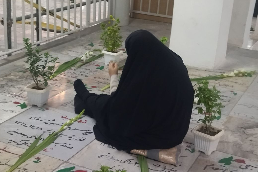 آیین «مهمانی لاله‌ها» در حرم مطهر رضوی | مشهدی‌ها امروز میهمان شهدا بودند
