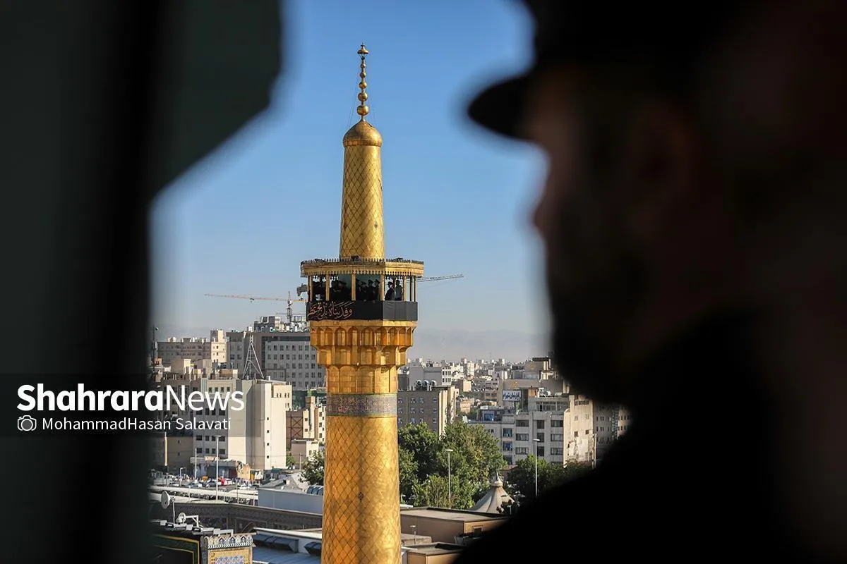 برافراشته‌شدن پرچم‌های سیاه عزای امام‌حسین(ع) بر فراز گلدسته‌ها و ایوان‌های حرم امام‌رضا(ع)