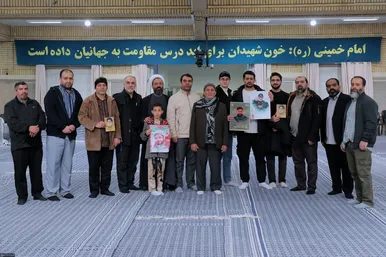عکس‌هایی از دیدار جمعی از خانواده‌های شهدا با رهبر انقلاب به مناسبت سالگرد شهادت سردار سلیمانی (۱۲ دی ۱۴۰۳)