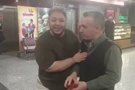 ویدئو | خوش و بش مازیار لرستانی با آپاراتچی سینما عصر جدید | خاطرات سینما رفتن قبل از تغییر جنسیت