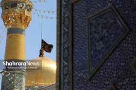 مجموعه عکس | تعویض پرچم گنبد مطهر رضوی به احترام شهادت رئیس جمهور و هیئت همراه