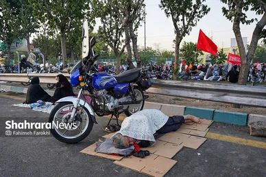 گزارش تصویری | اقامه نماز بر پیکر قائد شهید در خیابان های اطراف مصلی تهران