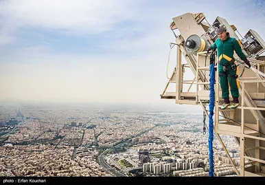 سقوط آزاد از بلندترین سکوی بانجی جامپینگ دنیا در تهران