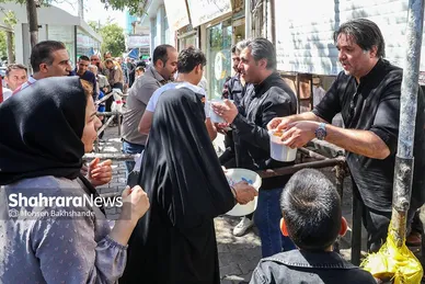 توزیع شله نذری همزمان با شهادت امام حسن عسکری(ع) در مشهد