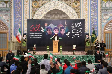 زيارت نوجوانان مشهدی به نيابت از شهداي نوجوان حادثه تروريستی شاهچراغ